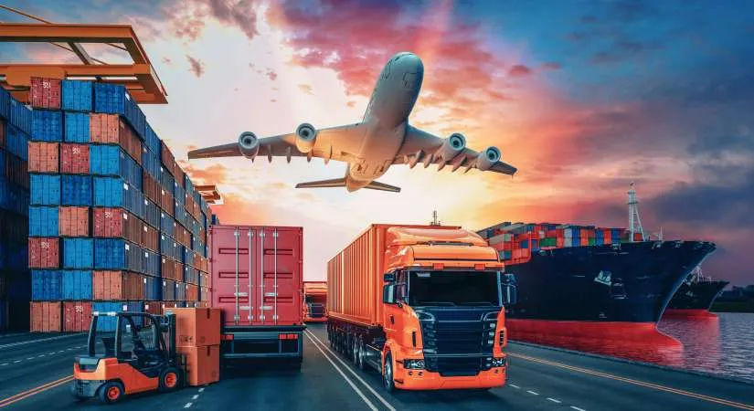 Camión, avión de carga y buque portacontenedores en un centro logístico multimodal.